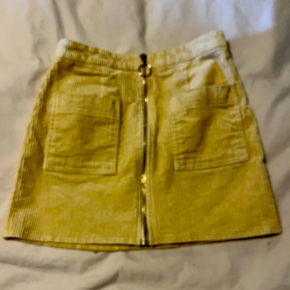 Cord mini. Size small juniors. Short a-line hits at above mid thigh.